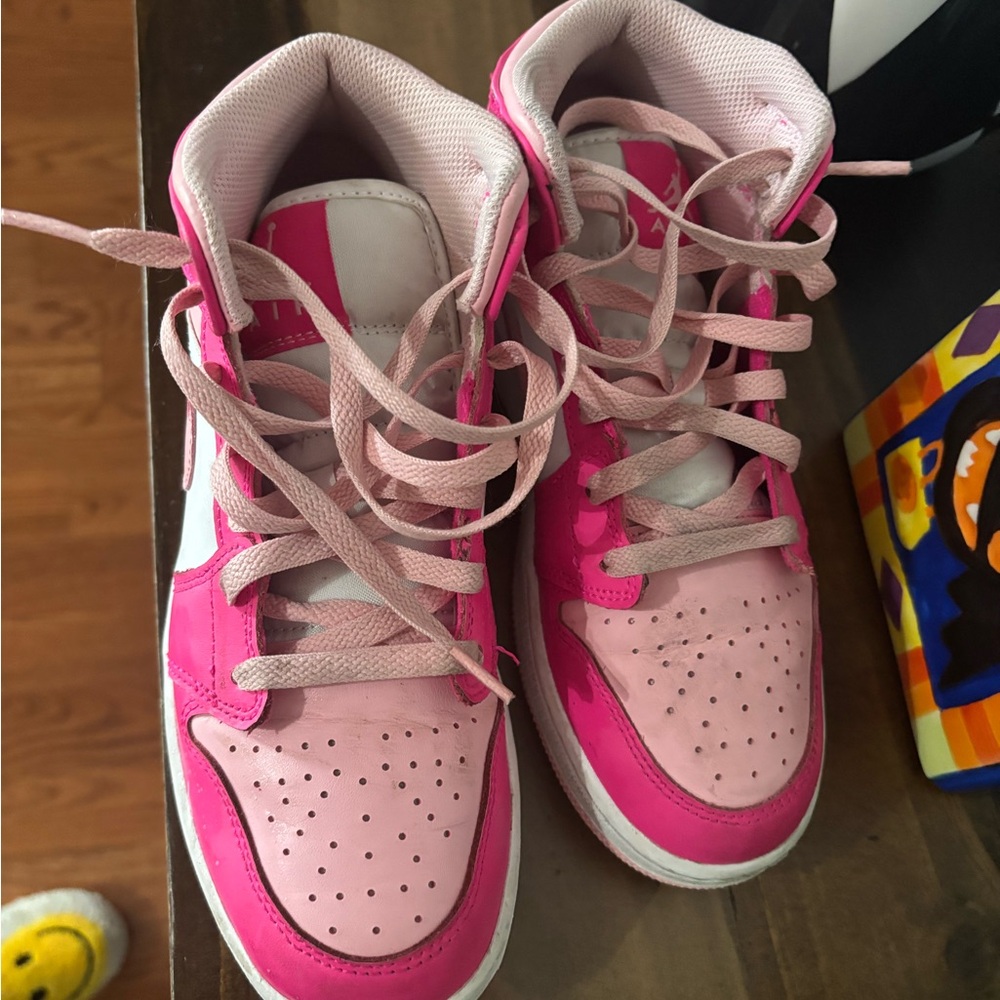 BIG KIDS' AIR JORDAN RETRO 1 MID CASUAL SHOES - Picture 3 of 5